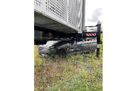 Pkw schleudert gegen Mobilfunksendemast