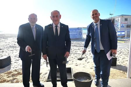 Der israelische Ministerpräsident Benjamin Netanjahu (M) bei der Grundsteinlegung für eine Promenade, die nach US-Präsident Donald Trump benannt ist. 