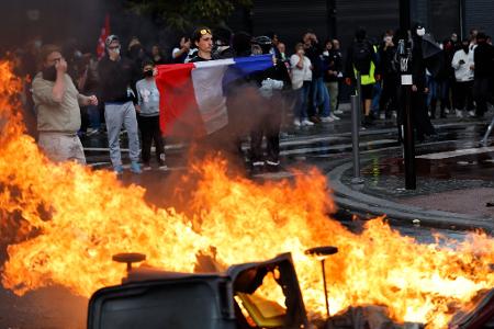 Vielerorts gab es Feuer auf öffentlichen Straßen.