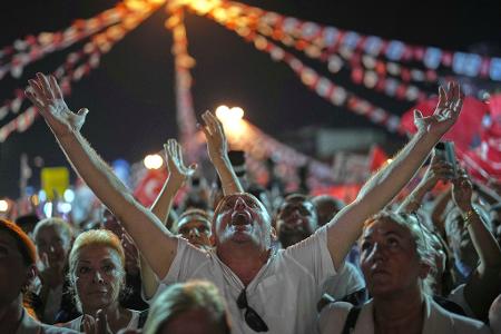Anhänger der größten türkischen Oppositionspartei, der Republikanischen Volkspartei (CHP), während einer Rede des Parteivorsitzenden Özel bei einer Kundgebung.