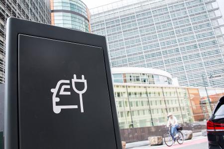Eine Studie sieht die europäische Autoindustrie auf gutem Weg zu mehr Elektromobilität und warnt vor den Auswirkungen durch Verzögerungen. (Archivbild) 