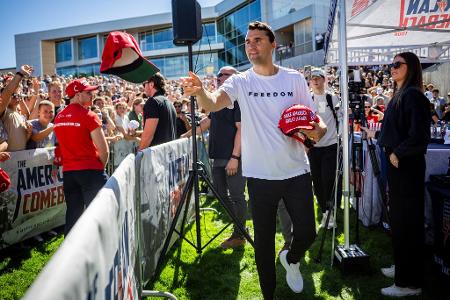 Charlie Kirk verteilte auf dem Campus im Utah Kappen mit der Aufschrift der Trump-Bewegung 