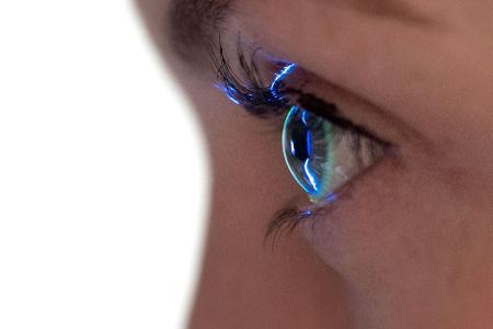 Fremdkörper im Auge? Vorsichtig ausspülen oder doch zum Arzt – es kommt drauf an. Fremdkörper im Auge? Vorsichtig ausspülen oder doch zum Arzt – es kommt drauf an.