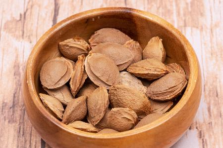 Das Geschäft mit den bitteren Aprikosenkernen