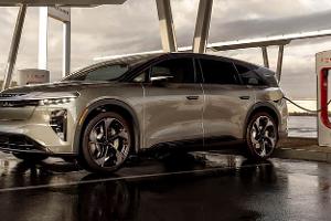 Lucid Gravity am Tesla Supercharger