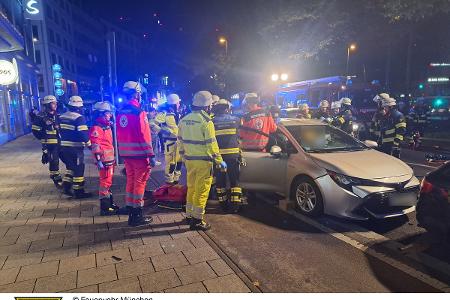 Die Feuerwehr München im Einsatz bei einem Verkehrsunfall auf der Sonnenstraße. Die Feuerwehr München im Einsatz bei einem Verkehrsunfall auf der Sonnenstraße.
