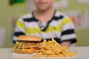 Mehr Kinder weltweit fettleibig als untergewichtig