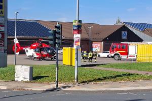 Der Rettungshubschrauber landete auf dem Parkplatz am Windmühlencenter.
