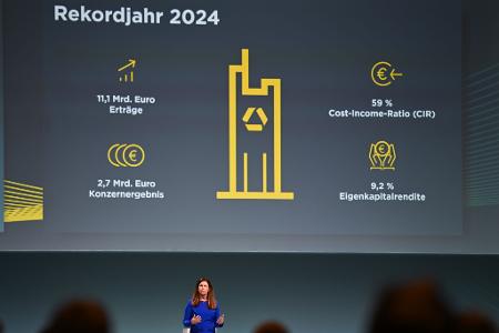 Commerzbank-Chefin Bettina Orlopp will Aktionärinnen und Aktionäre durch höhere Gewinn und steigende Ausschüttungen bei der Stange halten. (Archivbild)
