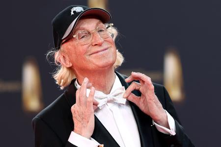 Komiker Otto Waalkes kommt zur Verleihung des Deutschen Fernsehpreises.