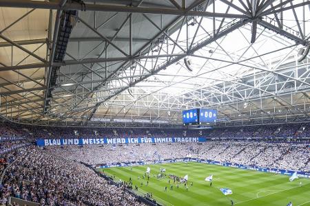 Bundesliga: FC Schalke 04 - Eintracht Frankfurt - Die Arena auf Schalke ist am vorletzten Bundesliga-Spieltag der Saison 22/23 ganz in Blau und Weiß gehüllt. Die S04-Fans hatten im Vorfeld einen Aufruf gestartet, dem Tausende gefolgt sind.