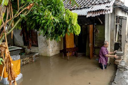 Viele Häuser standen nach tagelangen Regenfällen unter Wasser.