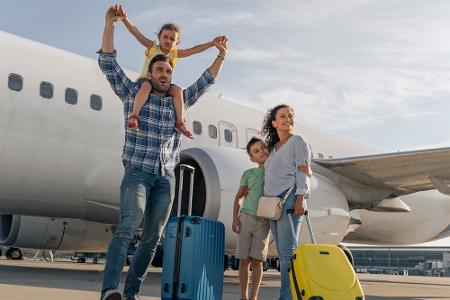 Kosten und Reisezeit: Mit Auto, Flugzeug oder Bahn in den Urlaub?