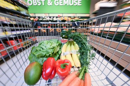 Obst teurer - Gemüse günstiger: Für Nahrungsmittel mussten die Menschen hierzulande nach Berechnungen des Statistischen Bundesamtes im August 2,5 Prozent mehr zahlen als ein Jahr zuvor. (Archivbild) Obst teurer - Gemüse günstiger: Für Nahrungsmittel mussten die Menschen hierzulande nach Berechnungen des Statistischen Bundesamtes im August 2,5 Prozent mehr zahlen als ein Jahr zuvor. (Archivbild)