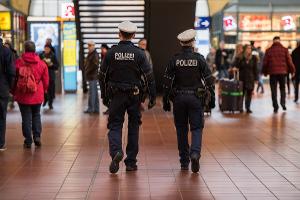 Eine Streife der Bundespolizei in der Wandelhalle im Hamburger Hauptbahnhof-
Symbolfoto: Bundespolizei-