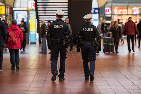 Eine Streife der Bundespolizei in der Wandelhalle im Hamburger Hauptbahnhof-
Symbolfoto: Bundespolizei-