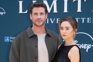 Liam Hemsworth hat sich mit Partnerin verlobt