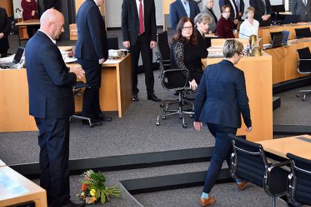 Die damalige Linke-Fraktionschefin Susanne Hennig-Wellsow warf Thomas Kemmerich (damals FDP) einen Blumenstrauß vor die Füße, nachdem er sich mit AfD-Stimmen zum Ministerpräsidenten hat wählen lassen. (Archivbild)