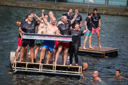 Demo mit Spaßfaktor: Arcelormittal-Beschäftigte in Duisburg fordern den Erhalt ihrer Arbeitplätze mit einer ungewöhnlichen Aktion.