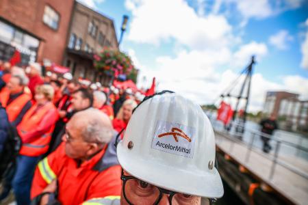 Die Beschäftigten von Arcelormittal in Duisburg haben im Innenhafen für den Erhalt ihrer Arbeitsplätze demonstriert. Das Unternehmen hatte im Juni seine Investitionspläne für das Duisburger Werk auf Eis gelegt.
