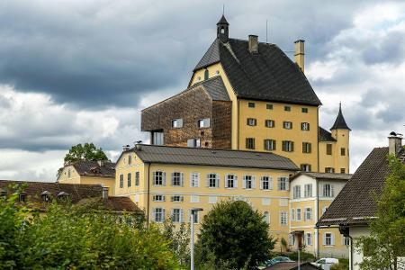 Streit um das Kloster Goldenstein nahe der bayerischen Grenze. Streit um das Kloster Goldenstein nahe der bayerischen Grenze.