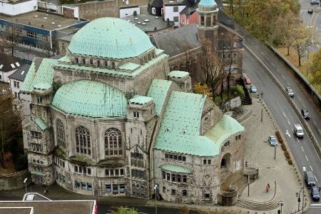 Die alte Synagoge in Essen: Zweimal soll der 17-Jährige in das Gebäude gegangen sein, um nach weiteren Opfern zu suchen. (Archivbild)