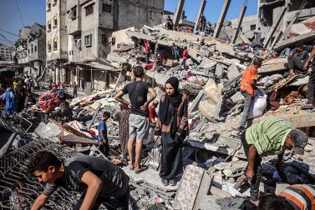 Bei israelischen Angriffen im Gazastreifen starben nach Angaben aus medizinischen Kreisen mindestens 50 Menschen. Bei israelischen Angriffen im Gazastreifen starben nach Angaben aus medizinischen Kreisen mindestens 50 Menschen.