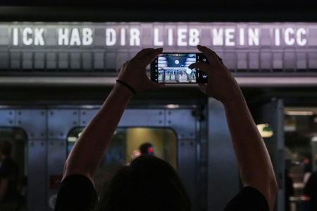 Eine Frau fotografiert während der Veranstaltung "49h ICC“ am Eingang Neue Kantstrasse den Schriftzug „Ick hab Dir lieb mein ICC“.