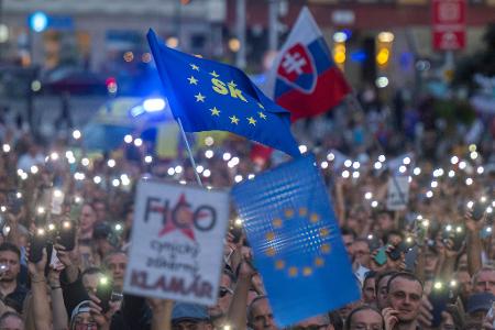 Menschen versammeln sich während einer Demonstration in Bratislava.