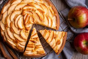 Traditioneller Apfelkuchen mit Zimt und Zucker
