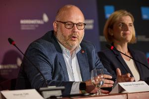 Bezirksleiter Friedrich, hier neben Lürssen-Managerin Lena Ströbele, will Sicherheit für die Beschäftigten der NVL-Werften. (Archivbild) 