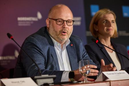 Bezirksleiter Friedrich, hier neben Lürssen-Managerin Lena Ströbele, will Sicherheit für die Beschäftigten der NVL-Werften. (Archivbild) 
