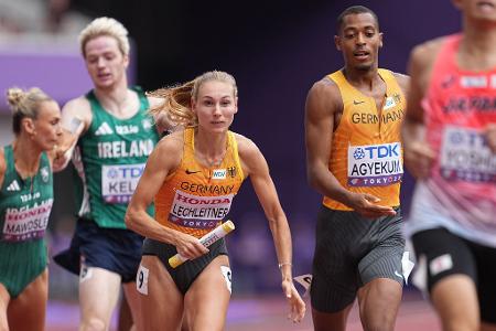 Emil Agyekum, übergibt an Elisa Lechleitner aus Deutschland.