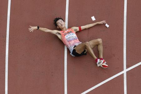Leichtathletik Weltmeisterschaft in Tokio - Geher Masartora Kawando aus Japan bricht nach dem Überqueren der Ziellinie zusammen