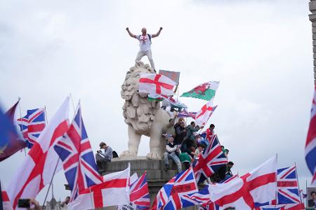 Es war sowohl der Union Jack - für Großbritannien - als auch die englische Fahne, bekannt von Fußball-Turnieren, zu sehen.