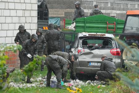 Einsatzkräfte der Territorialen Verteidigung räumen Trümmer vom zerstörten Dach eines Hauses auf, nachdem russische Drohnen den polnischen Luftraum verletzt haben. (Archivbild)