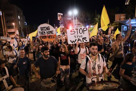 Angehörige der Geiseln in Gaza werfen Israels Premier Netanjahu vor, ein Abkommen zu sabotieren. 