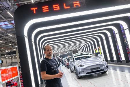 Der Werksleiter von US-Elektroautobauer Tesla in Grünheide, André Thierig, äußert sich zur Absatzlage der Fabrik (Archivbild).