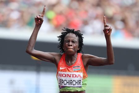 Leichtathletik Weltmeisterschaft in Tokio -  Peres Jepchirchir aus Kenia jubelt nach dem Sieg im Marathon