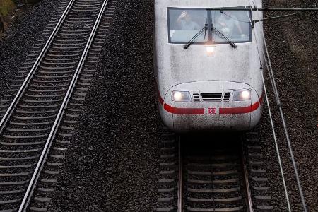 Der Fernverkehr ist weiter beeinträchtigt. (Symbolbild)