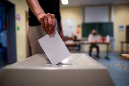Wahlen in Nordrhein-Westfalen werden stets mit besonders großer Spannung beobachtet: Wie verschieben sich die Gewichte zwischen den Parteien? (Archivbild) Wahlen in Nordrhein-Westfalen werden stets mit besonders großer Spannung beobachtet: Wie verschieben sich die Gewichte zwischen den Parteien? (Archivbild)