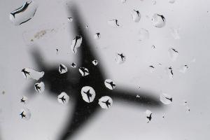 Ein Flugzeug landet bei Regenwetter. (Symbolbild)