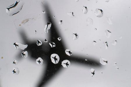 Ein Flugzeug landet bei Regenwetter. (Symbolbild) Ein Flugzeug landet bei Regenwetter. (Symbolbild)