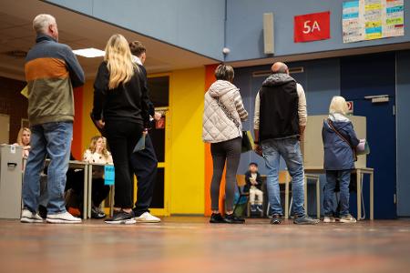 Die Wahllokale füllen sich.