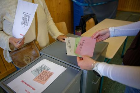 Stimmen können bis 18.00 Uhr abgegeben werden.