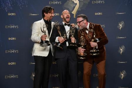 James Weaver, Evan Goldberg und Seth Rogen jubeln während der 77th Primetime Emmy Awards im Peacock Theater.