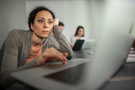 Mal wieder vom Job in frustriert? Dann kann ein Perspektivwechsel helfen, in der "Gestört GmbH" weiter klarzukommen.