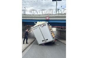 Der hängengebliebene Kastenwagen an der Unterführung.