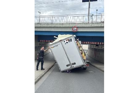 Der hängengebliebene Kastenwagen an der Unterführung. Der hängengebliebene Kastenwagen an der Unterführung.
