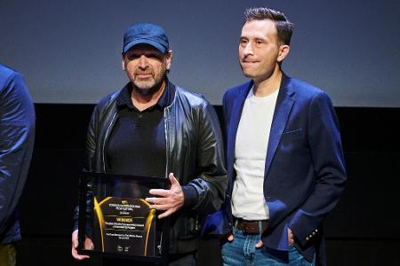 Regisseur Barry Avrich (l) und Produzent Mark Selby halten ihren Preis für 